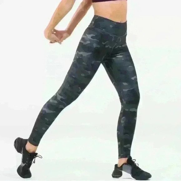 NWT Women’s Nike One Tight Fit Mid Rise Full Length Camo Leggings Size small - Picture 2 of 10